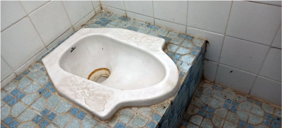 SEDOT WC PONTIANAK toilet jongkok yang kotor dan tua dengan lantai berubin biru.
